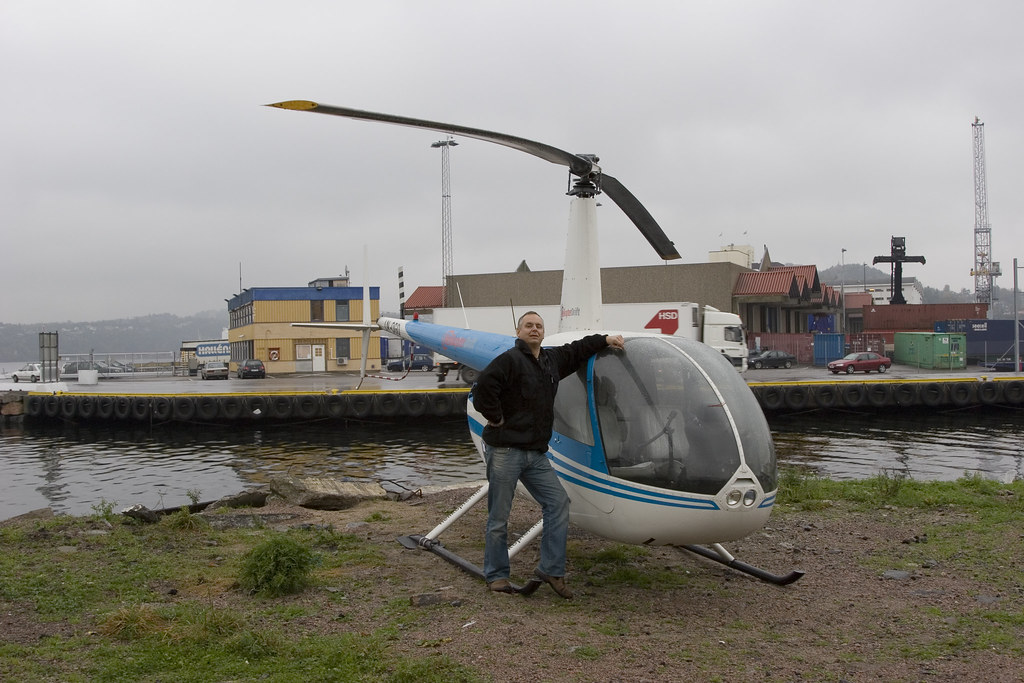 GH_poserer_ved_helikopter