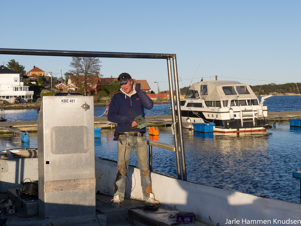 Tom Olafsen med pussemaskin i en båt