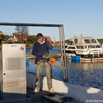 Tom Olafsen med pussemaskin i en båt