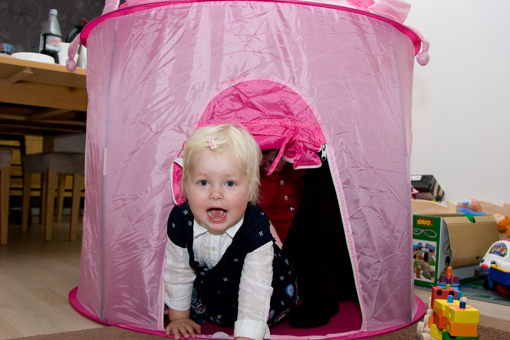 Anna kommer ut av teltet