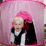 Anna kommer ut av teltet