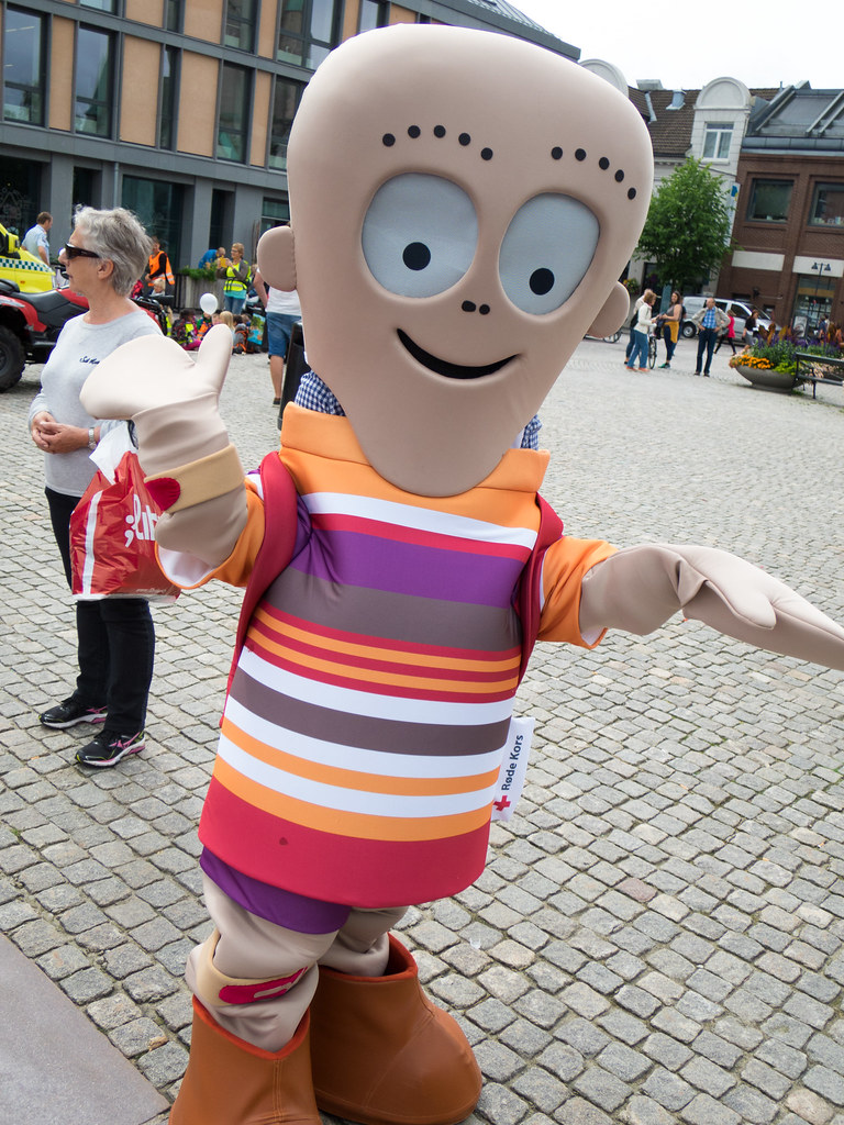 Røde Kors jubileumsmaskot på torvet i Kristriansand