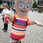 Røde Kors jubileumsmaskot på torvet i Kristriansand