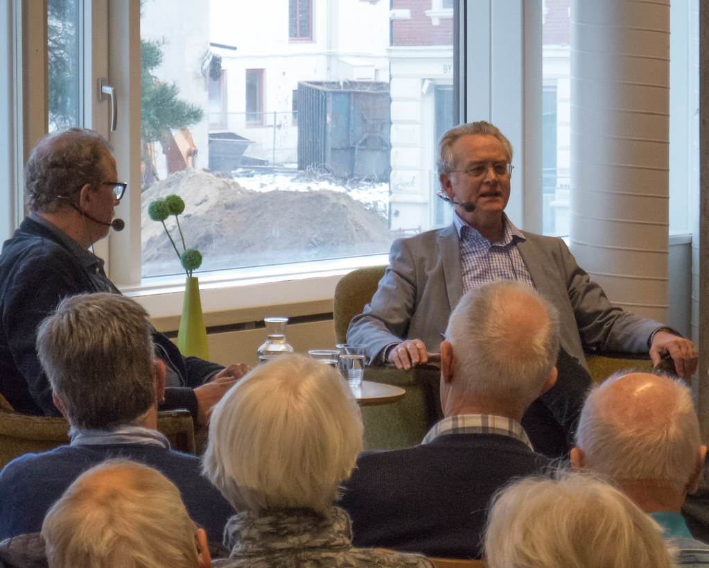 Gunnar Staalesen i bokbad på Kristiansand folkebibliotek