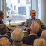 Gunnar Staalesen i bokbad på Kristiansand folkebibliotek