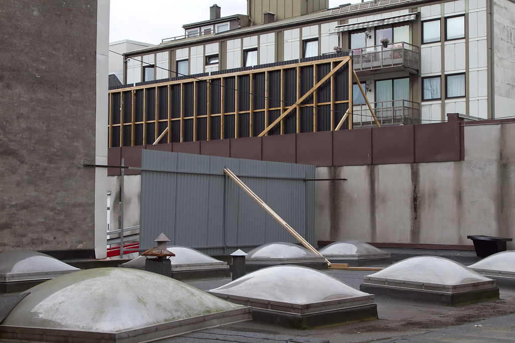 Støyskjerm på taket i bakgården under bygging