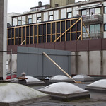 Støyskjerm på taket i bakgården under bygging